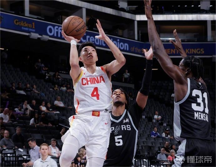媒体人：李贤重几乎以一己之力摧毁中国男篮的外线防守